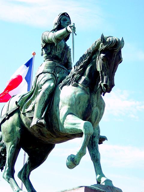 オルレアン・マルトロワ広場にある騎馬姿のジャンヌ・ダルク像